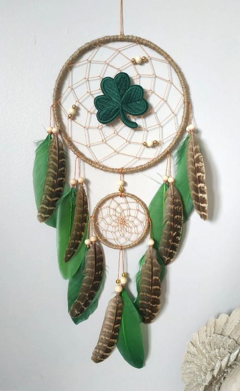 Good Luck dream catcher gift Clover Dreamcatcher, Irish Tapestry Irish wall hanging Made with attention and love this dream catcher brings its owners good dreams and positive energy. This beautiful feather dream catcher is the perfect eye-catching piece you need for your home. 3d Dreamcatcher, Green Dream Catcher, Rainbow Dream Catcher, Dream Catcher Gifts, Cottagecore Wall Decor, Good Luck Clover, Good Dreams, Cottagecore Room Decor, Rings Hand