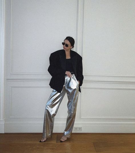 Silver Trousers Street Style, Pleated Trousers Outfit, Metallic Pants Outfit, Loafers Street Style, Trousers Street Style, Silver Clothes, Silver Trousers, Silver Metallic Dress, Silver Pants