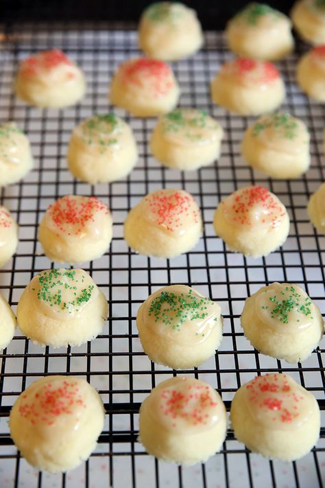 Christmas Snowball Cookie Recipe, Jam Filled Christmas Cookies, Snowball Meltaway Cookies, Almond Meltaway Cookies, Peppermint Melt Aways Cookies, Christmas Snowball Cookies With M&m, 100 Cookies Recipe, Forgotten Cookies, Meltaway Cookies