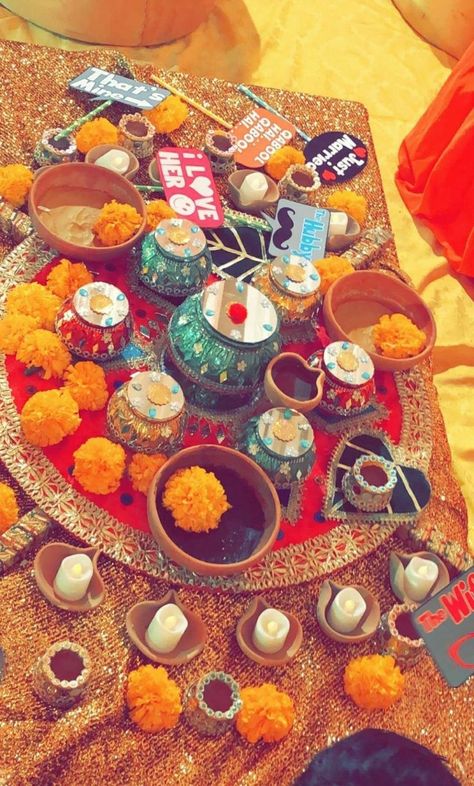 Mendi Decoration Ideas At Home, Mayyon Decorations At Home, Mehndi Props Ideas, Pakistani Mehndi Decor, Mehndi Plates, Bridal Mehendi Designs Wedding, Mehndi Decorations, Wedding Decor Trends, Mehndi Function