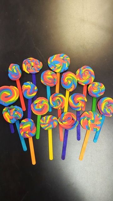 Elementary Art Teacher | Rainbow Outfits on Instagram: "Kindergarten model magic rainbow lollipops are always a hit!" Model Magic Lollipop, Kindergarten Model Magic, Model Magic Elementary Art, Model Magic Art Lesson, Model Magic Ideas, Lollipop Craft, Color Art Lessons, Elementary Art Teacher, Colorful Art Projects