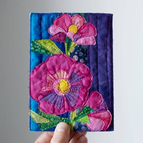 KAROLINA BĄKOWSKA (@karolina.bcraft) • Instagram photos and videos Postcard Quilts, Free Motion Embroidery Applique, Quilted Cards, French Roses, Motifs D'appliques, Raw Edge Applique, Fabric Postcards, Fabric Cards, Free Motion Embroidery