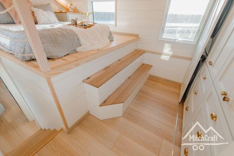 Colorado-based MitchCraft Tiny Homes has created a stunning extra-wide micro home on wheels called Kay's Tiny Home, which makes the most of the extra space inside and boasts a full-sized kitchen, large open living area and twin master lofts. Tiny Home Loft, Tiny Homes Interior, Tiny Home Plans, Gooseneck Tiny House, Laundry Nook, Built In Couch, Tiny House Towns, Tiny House Company, Huge Closet