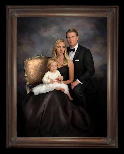 Family Portraits Old Money, Royal Theme Family Photoshoot, Rich Family Portrait, Glam Family Photos, Glam Family Photoshoot, Commercial Portrait, Studio Family Portraits, Extended Family Photography, Royal Family Portrait