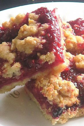 Croustillant aux framboises - du pain sur la planche.....ou nourrir sa tribu Raspberry Recipes Dessert, Raspberry Crisp, Raspberry Bread, Crisp Desserts, Crumb Bars, Raspberry Desserts, Desserts With Biscuits, Sweet Delights, Food For A Crowd