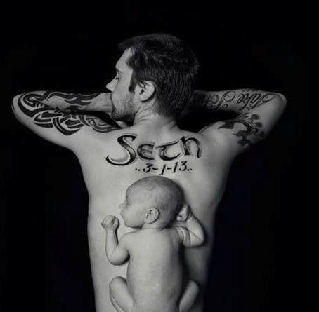 Name tattoo. Baby lays below his name on dads back.....AWESOME!!   My Chopper should do this ;-) Christus Tattoo, Tatoo 3d, Amazing 3d Tattoos, See Tattoo, Names Tattoos For Men, Dad Tattoos, Weird Tattoos, Memorial Tattoo, 3d Tattoos