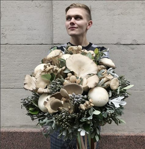 Mushroom Flower Arrangements, Mushroom Floral Arrangement, Mushroom Bouquet, Vegetable Bouquet, Foodie Wedding, Slow Flower, True Bride, Fancy Flowers, Fairy Wedding