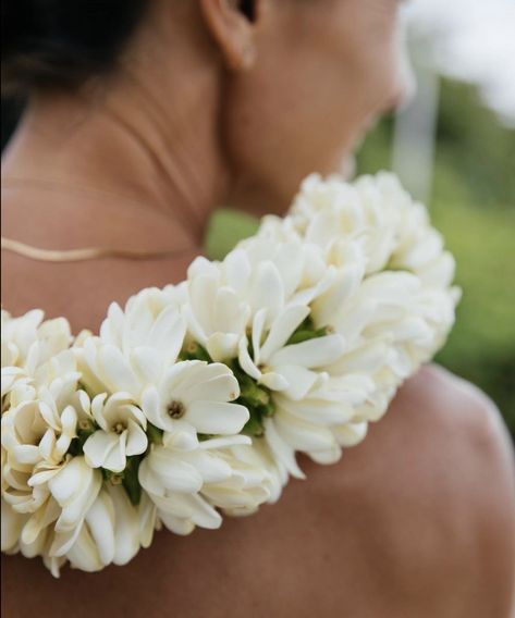 Beautiful tuberose lei that I might wear for wedding evening celebration Make A Lei, Wedding Leis, Polynesian Wedding, Hawaii Wedding Dress, Wedding Lei, Haku Lei, Hawaiian Flowers, Wedding Florals, Hawaii Wedding