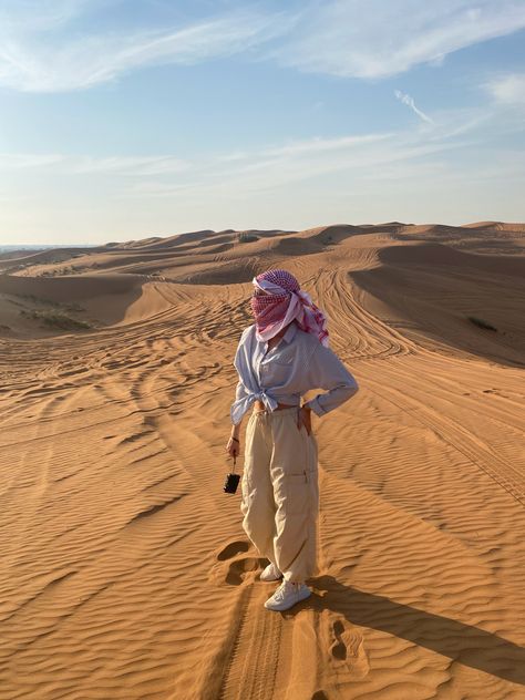 Wadi Rum Outfit, Desert Pictures Ideas, Dubai Instagram Pictures, Dubai Photoshoot, Dubai Outfit, Desert Pictures, Dubai Trip, Emirates Cabin Crew, Dubai Safari