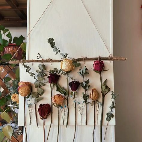 Dried Flower Sign, Display Dried Roses, Dead Flowers On Wall, Dried Rose Decor, Dry Roses Ideas Decoration, Dried Roses Decor, What To Do With Dried Roses, Dried Roses Ideas Decoration, Dried Flowers On Wall