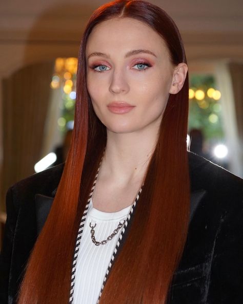 Sophie Turner Red Hair, Red Hair Looks, Red Carpet Makeup, I Love Redheads, Red Hair Inspo, The Zoe Report, Beautiful Red Hair, Redhead Beauty, Sophie Turner