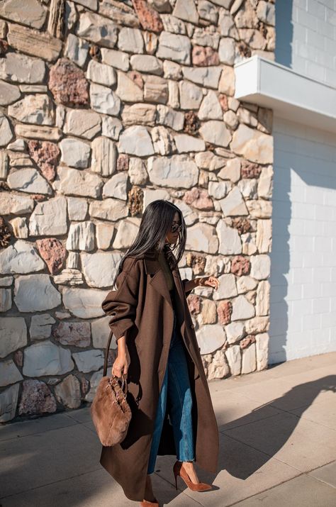 FALL ATTIRE Dark Brown Coat Outfit, Brown Trench Coat Outfit, Casual Trench Coat Outfit, Brown Coat Outfit, Sheryl Luke, Walk In Wonderland, Winter Coat Outfits, Brown Trench Coat, Sweater Jeans