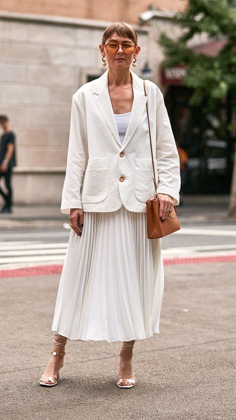 New York Fashion Week Street Style Trends 2019: Sissy Sainte-Marie Chacon  in All White Outfit Idea Pleated Skirt Outfit Ideas, Blazer Styling, Printed Green Dress, Pleated Skirt Outfit, New York Fashion Week Street Style, New Street Style, Honeymoon Outfits, Printed Pleated Skirt, Sainte Marie