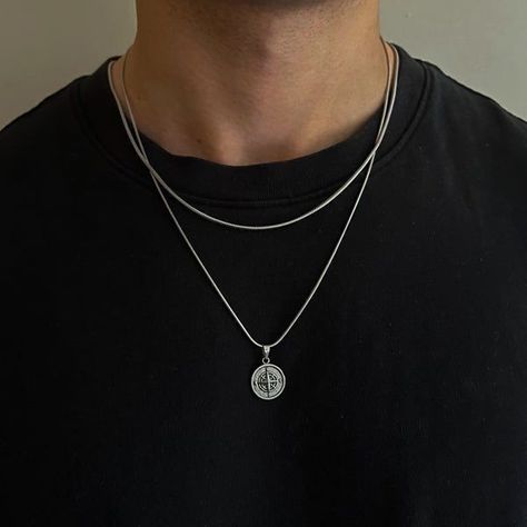 Jewelry For Men Necklaces, Chain Necklace Outfit, Neck Chain For Men, Guys Jewelry, Mens Necklace Fashion, Chain Outfit, Mens Accessories Necklace, Men Necklaces, Mens Chain