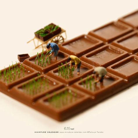 Miniature Calendar: Creative Photography by Tatsuya Tanaka - Inspiration Grid | Design Inspiration Macro Fotografie, Tatsuya Tanaka, Miniature Calendar, Photo Macro, Mini People, Miniature People, Miniature Photography, Arte Peculiar, Miniature Items