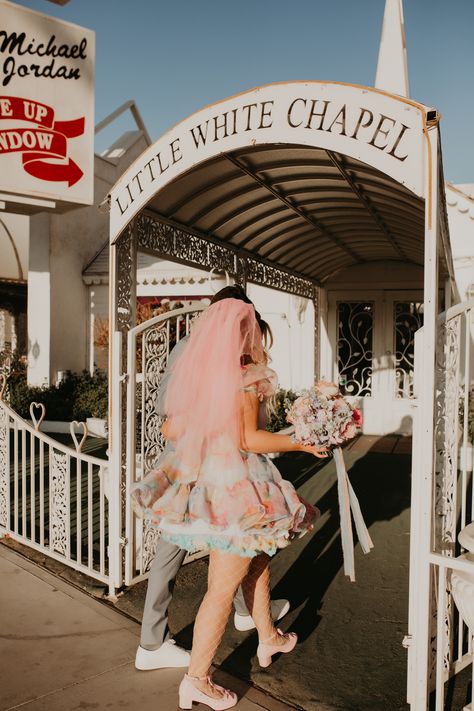 Fun Vegas Wedding Photos, Trashy Vegas Wedding, Vegas Wedding Theme, Vegas Marriage, Las Vegas Marriage, Vegas Elopement Ideas, Bad Mouth, Grunge Wedding, Vegas Wedding Elopement