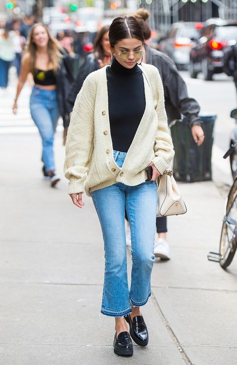 Selena Gomez Street Style, Selena Gomez Fashion, Flare Jeans Outfit, Selena Gomez Outfits, Jeans Outfit Winter, Selena Gomez Style, Renee Zellweger, Kick Flare Jeans, Style Muse