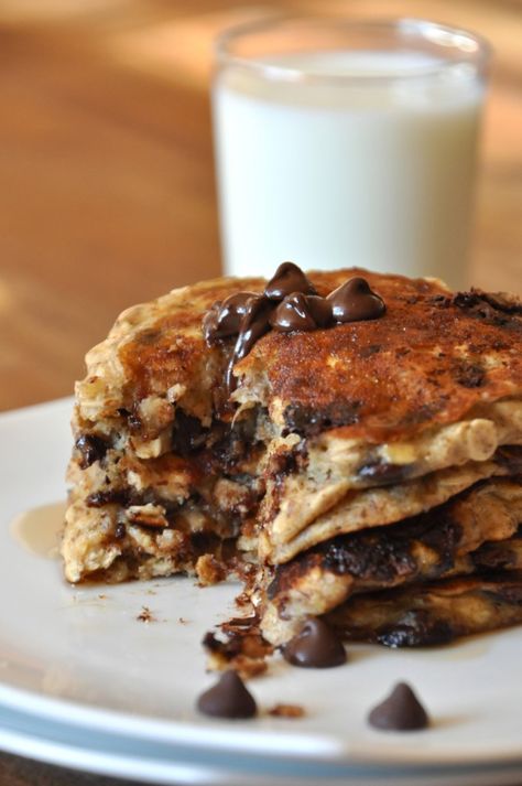 Chocolate Chip Oatmeal Cookie Pancakes. Whole Wheat Flour and Banana Instead of Sugar. Pancakes Whole Wheat, Oatmeal Cookie Pancakes, Cookie Pancakes, Minimalist Baker, Healthy Chocolate Chip, Oatmeal Pancakes, Chocolate Chip Pancakes, Oatmeal Cookie, Oatmeal Chocolate Chip Cookies