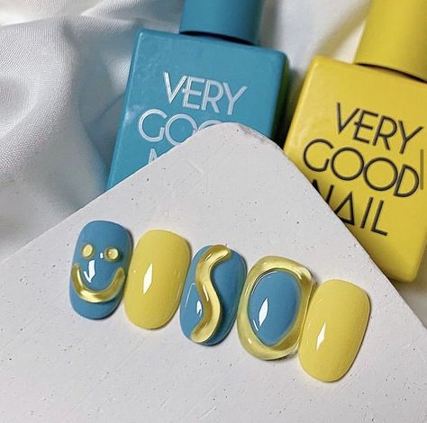 Blue Nails Manicure, Yellow And Blue Nails, Nail Art Yellow, Girls Nail Designs, Nail Art 3d, Art Deco Nails, Hippie Nails, Asian Nails, Studded Nails