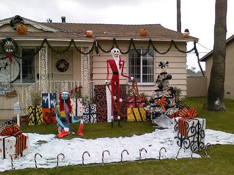 nightmare before christmas house by 3cinevoli, via Flickr Nightmare Before Christmas Outdoor Decor, Nightmare Before Christmas House, Nightmare Before Christmas Outdoor, Yard Decoration Ideas, Winter Yard, Christmas Outdoor Decor, Christmas Lawn Decorations, Holiday Yard Decor, Nightmare Before Christmas Tree