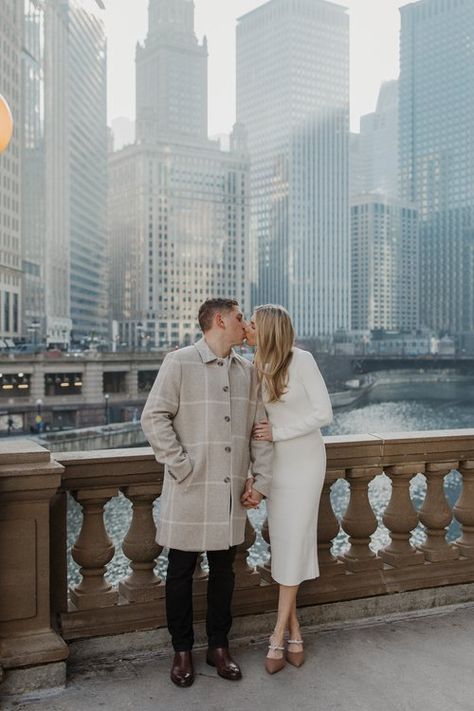 Downtown Chicago Engagement Photos — Emma Varley Photography Chicago Union Station Engagement Photos, Chicago Fall Engagement Photos, Chicago Winter Engagement Photos, Christmas Engagement Photos, Engagement Photos Chicago, Engagement Photos City, Downtown Pictures, Chicago Fall, Engagement Photos Downtown