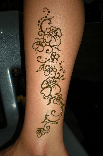 Henna. Love the design. Going to get one as soon as I retire! Now I just have to decide on design.... Henna Designs On Leg Simple, Simple Henna Leg Designs, Henna Tattoo Designs Leg Simple, Simple Thigh Henna Designs, Henna Placement Ideas, Henna Vine Design, Calf Henna Design, Drawing Ideas On Leg, Henna On Legs Design