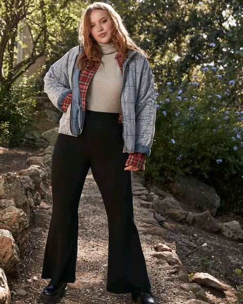 Plus Flare Leggings Outfit, Flair Leggings Outfit Plus Size, Curvy Flare Jeans, Flare Jeans Plus Size Outfit, 70s Plus Size Fashion, Flare Pants Outfit Fall, Flare Jeans Street Style, Plus Size Flare Jeans Outfits, Plus Size 70s Fashion