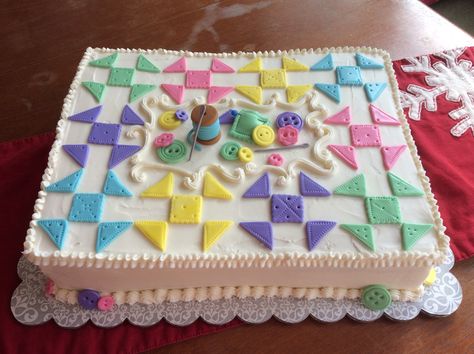 Quilt-themed cake for quilting guild Christmas Party. Half-sheet, 2-layer with buttercream icing and fondant details. Quilt Cake Ideas, Quilt Themed Party, Quilted Cake Design, Quilt Cookies, Quilt Cake, Sewing Machine Cake, Sewing Cake, Quilted Cake, Quilting Digest