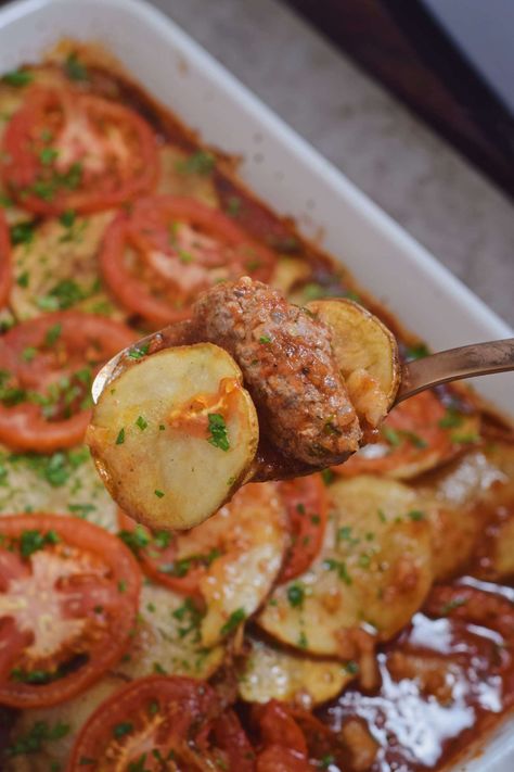 Kefta And Potatoes, Baked Kafta With Potatoes And Tomatoes, Tomato Potato Recipe, Tomatoes And Potatoes Recipe, Potato Tomato Recipe, Middle Eastern Meatballs, Lebanese Dishes, Iraqi Cuisine, Potatoes And Tomatoes