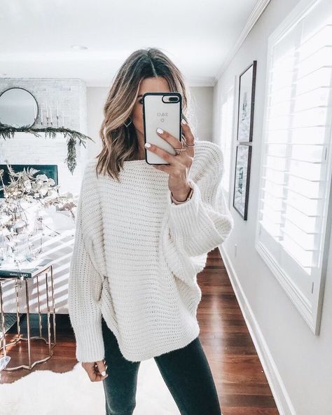 ✰P I N T E R E S T : @annaxlovee✰ Becky Hillyard, Cozy Winter Fashion, Cella Jane, Cozy Winter Outfits, Outwear Women, Cozy Outfit, Sweaters And Jeans, Fall Winter Outfits, Sleeve Detail