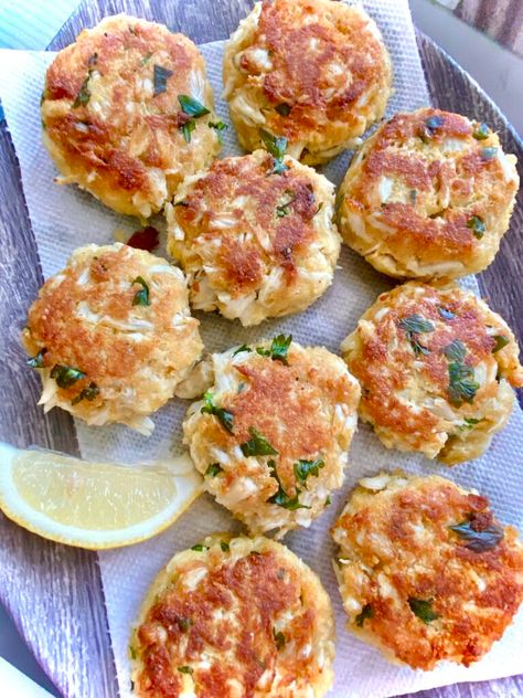 The Best Crab Cakes - Hungry Happens Delish Appetizers, Best Crab Cakes, Modern Nonna, Hungry Happens, Ww Food, Salmon Croquettes, Delicious Appetizers, Healthy Appetizer Recipes, Tasty Snacks