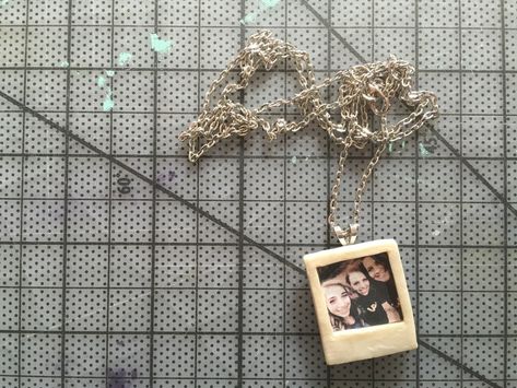 Diy Photo Necklace, Diy Polaroid, Polaroid Diy, Artistic Crafts, Diy Necklace Making, My Only Sunshine, Making Charms, Personalised Gifts Diy, Photo Locket Necklace