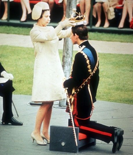 1 July 1969: Queen Elizabeth II crowns her son Charles, Prince of Wales, during his investiture ceremony at Caernarvon Castle Queen Elizabeth Ii Crown, Princesa Elizabeth, Norman Hartnell, Investiture Ceremony, Rainha Elizabeth Ii, Elisabeth Ii, Prince Phillip, Princess Elizabeth, Isabel Ii