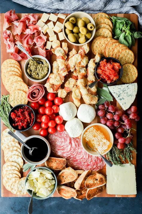 Italian Board Ideas, Italian Charcuterie Board Ideas, Charcuterie Board Italian, Italian Charcuterie Board, Italian Charcuterie, Caprese Bruschetta, Marinated Vegetables, Charcuterie Board Ideas, Board Party