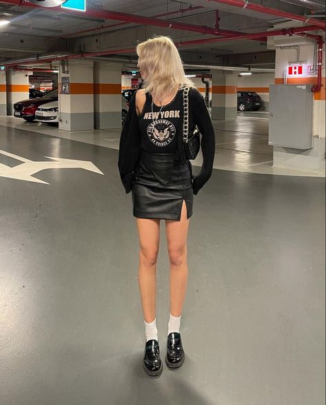 Total Black Outfit, Classic Goth, Glam Punk, Outfit Grunge, Leather Dress Women, Leather Skirt Outfit, Goth Glam, Rockstar Gf, Skirt Y2k