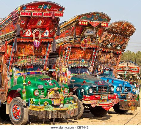 Pakistani Truck Art is Becoming A Global Phenomenon Truck Art Pakistan, Pakistani Truck, Pakistan Images, Pakistan Art, Japanese Wrestling, Pakistani Culture, Hippie Bus, History People, Rare Images