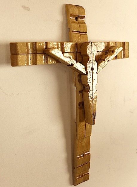 Clothespin Crucifix Cross Made Out Of Clothes Pins, Clothespin Crosses, Christmas Crafts To Sell Make Money, Clothespin Cross, Wooden Cross Crafts, Clothespin Crafts Christmas, Clothespin Diy Crafts, Wooden Clothespin Crafts, Clothespin Art