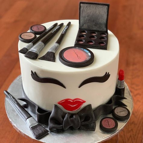 Tag a makeup lover. All edible and hand made.  #cake #cakeart #cakehobby #buttercream #fondant #workflow #lovemyjob #edible… Makeup Cake Ideas, Make Up Torte, Makeup Birthday Cakes, Edible Makeup, Cake Makeup, Makeup Cake, Buttercream Fondant, 13 Birthday Cake, Cake Liner