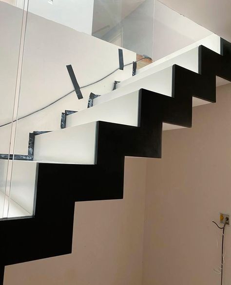 Zigzag Staircase, Staircase Installation, White Stairs, Home Stairs Design, House Stairs, Staircase Design, Stairs Design, Bathroom Interior, Zig Zag