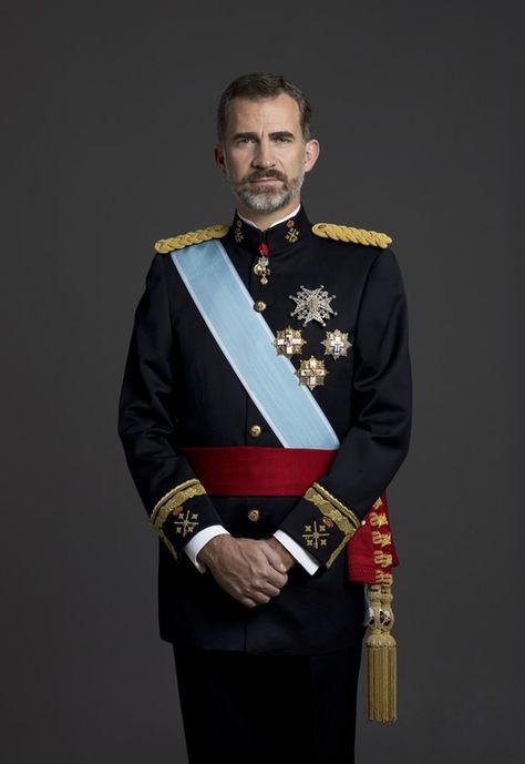 New official photographs of the King of Spain Man In Uniform, Spanish Royalty, Familia Real, Spanish Royal Family, Extraordinary Women, European Royalty, Crown Princess Victoria, Crown Princess Mary, Royal House