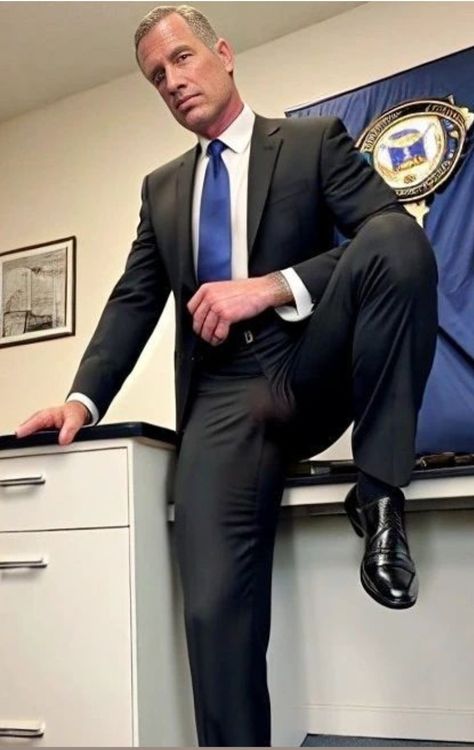 Jj Watt Shirtless, Business Casual Attire For Men, A Man In A Suit, Man In A Suit, Blue Suit Men, Handsome Older Men, Mens Dress Socks, Smart Men, Bear Men