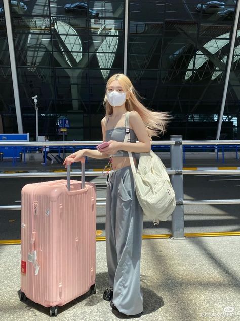 Korean Outfits 2023, Airport Outfit Korean, Airport Outfit Summer, Korean Airport Fashion, Pink Suitcase, Korean Hairstyles, Airport Pictures, Airport Aesthetic, Cute Luggage