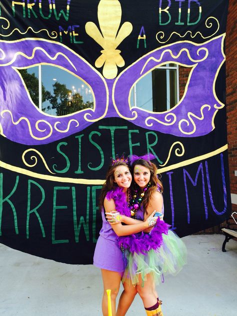 Phi mu Mardi Gras bid day Mardi Gras Bid Day, Mardi Gras Date, Rally Idea, University Of South Alabama, South Alabama, Mardi Gras Outfits, Sorority Bid Day, Bid Day Themes, Mardi Gras Parade