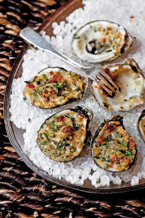 Oysters Bienville, Thanksgiving Starters, Baked Oyster Recipes, Oysters Rockefeller, Grilled Oysters, Oyster Recipes, South Louisiana, Olive Garden, Tempura