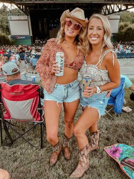 Country Concert Outfits, Country Concert Outfit, Western Outfits Women, Concert Outfits, Country Concert, Country Concerts, Levis Women, Outfits Women, Cut Off Shorts