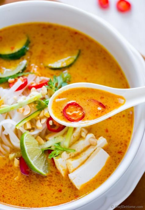 Comforting Malaysian Red Curry Laksa Soup with Rice Noodles and Tofu | chefdehome.com Coconut Curry Vegetarian, Thai Mat, Laksa Soup, Curry Laksa, Masakan Malaysia, Coconut Curry Soup, Comforting Soup, Curry Soup, Vegan Soup Recipes