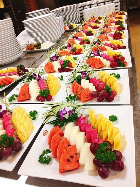 Amazing Food Platters, Catering Food Displays, Fruit Platter Designs, Amazing Food Decoration, Vegetable Carving, Fine Dining Recipes, Party Food Platters, Food Carving, Easy Food Art