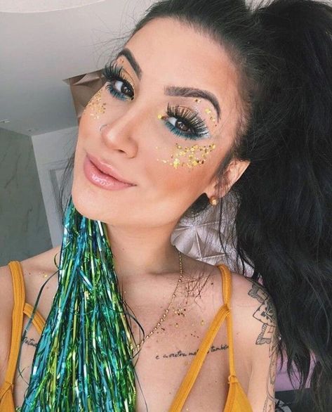 maquiagem verde Maquiagem verde Acesse no Blog atualizações diarias Glitter Carnaval, Make Carnaval, Make Do, Hair Reference, Makeup Forever, How To Make Hair, Makeup Art, Maquillaje De Ojos, Baby Hairstyles