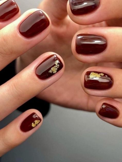 Short burgundy nails with a gold foil accent Gold Holiday Nails, Maroon Nail Art, Maroon Nail Designs, Foil Nail Designs, Bridesmaids Nails, Golden Nails, Maroon Nails, Gold Nail Designs, Nail Colors Winter