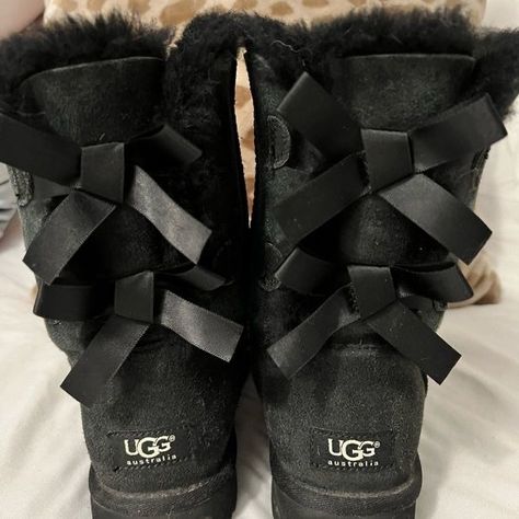 Black uggs Black Ugg Bow Boots, Black Bailey Bow Uggs Outfit, Bailey Bow Uggs Outfit, Black Bailey Bow Uggs, Bow Uggs, Ugg Boots With Bows, Fall Wishlist, Nice Houses, Uggs With Bows